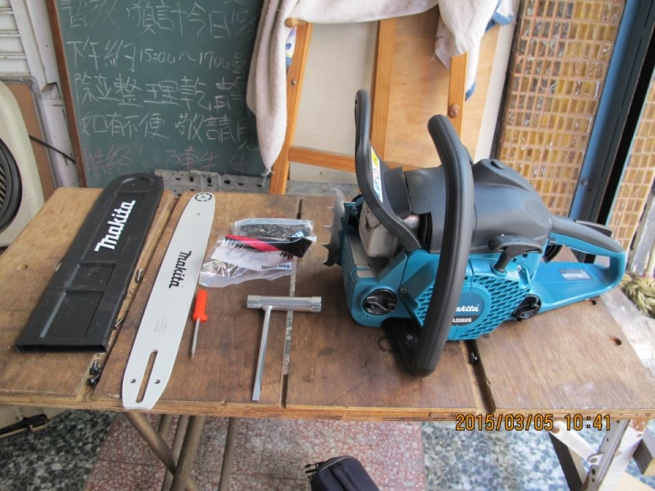 MAKITA 牧田 14、16吋 (400mm) 二行程引擎 鏈鋸機 - EA3202S 40B 開箱