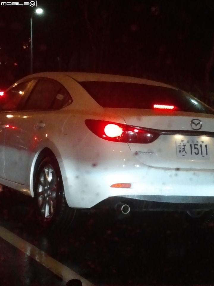 掛試車牌的MAZDA6