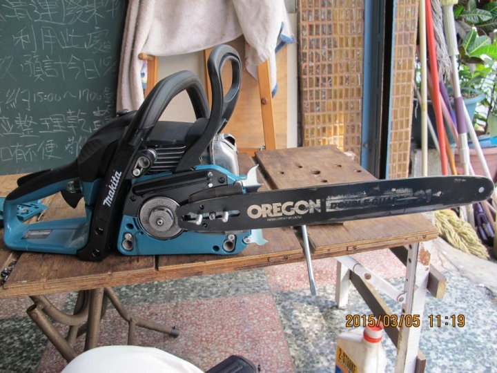 MAKITA 牧田 14、16吋 (400mm) 二行程引擎 鏈鋸機 - EA3202S 40B 開箱