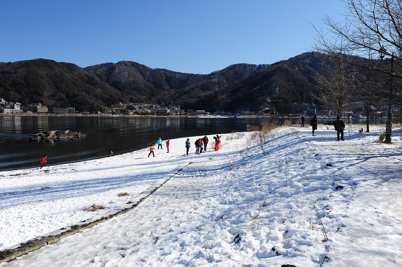2015冬。日本關東自由行。富士五湖。河口湖車站。河口湖香草館。不動茶屋。天上山公園纜車_晶瑩剔透的藍色湖景