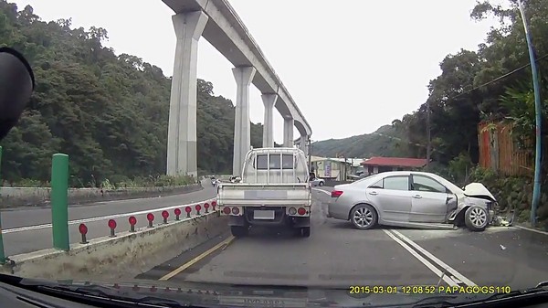 超離奇的TOYOTA車款車禍碰撞結果(CAMRY跟ALTIS前後輪軸各脫落?!)