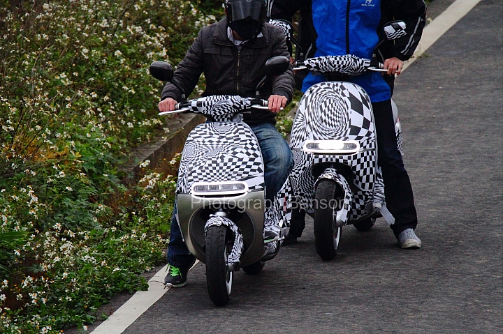 桃園拍到尾燈設計在座墊下的偽裝電動車