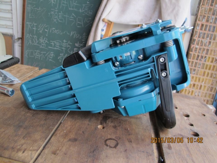 MAKITA 牧田 14、16吋 (400mm) 二行程引擎 鏈鋸機 - EA3202S 40B 開箱