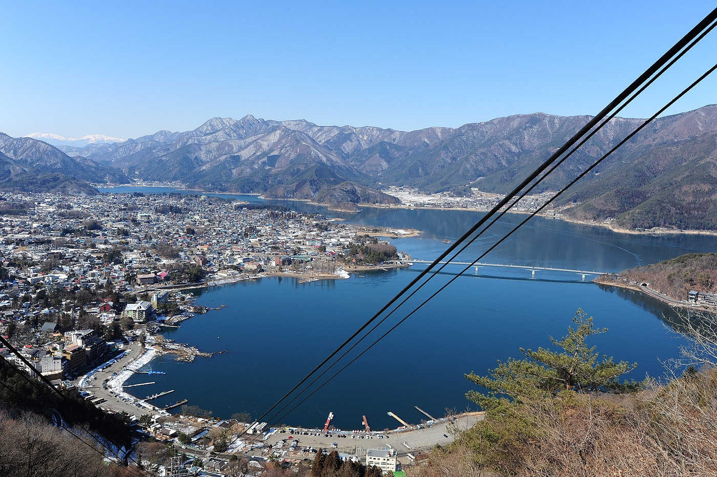 2015冬。日本關東自由行。富士五湖。河口湖車站。河口湖香草館。不動茶屋。天上山公園纜車_晶瑩剔透的藍色湖景