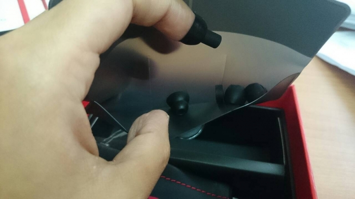 丟箱文-設計精準的Beats的耳機---過保即故障