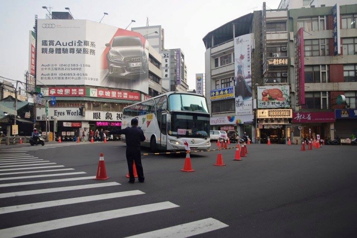 藉由台鐵與高鐵，去台中找尋ibike與BRT，嘗試參觀台中燈會[豐原廟東][大里文創][台中公園][烏日高鐵][傷眼圖多請包涵]