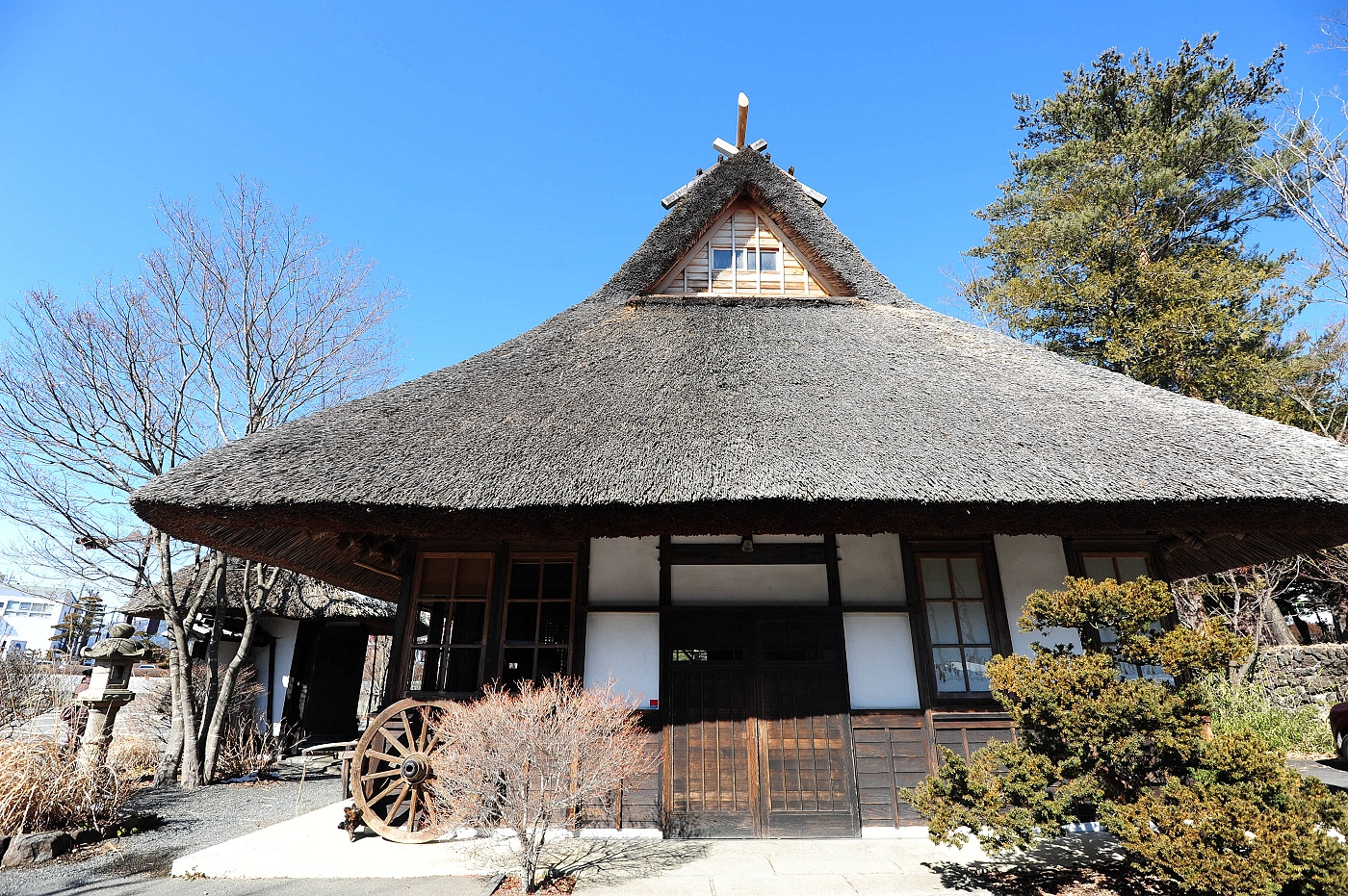 2015冬。日本關東自由行。富士五湖。河口湖車站。河口湖香草館。不動茶屋。天上山公園纜車_晶瑩剔透的藍色湖景