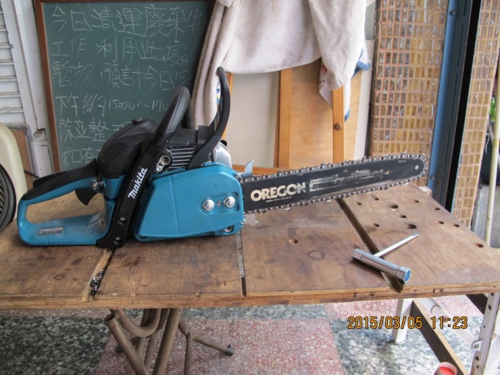 MAKITA 牧田 14、16吋 (400mm) 二行程引擎 鏈鋸機 - EA3202S 40B 開箱