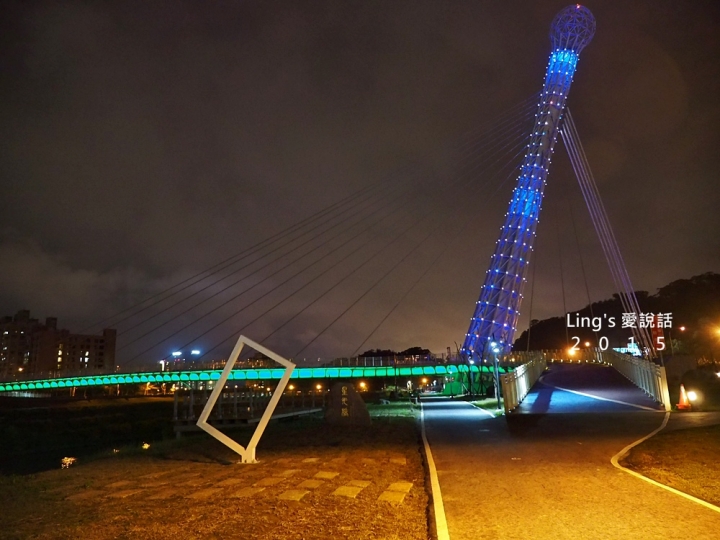 【台北景點】很像豪華夜總華麥克風造型之星光橋