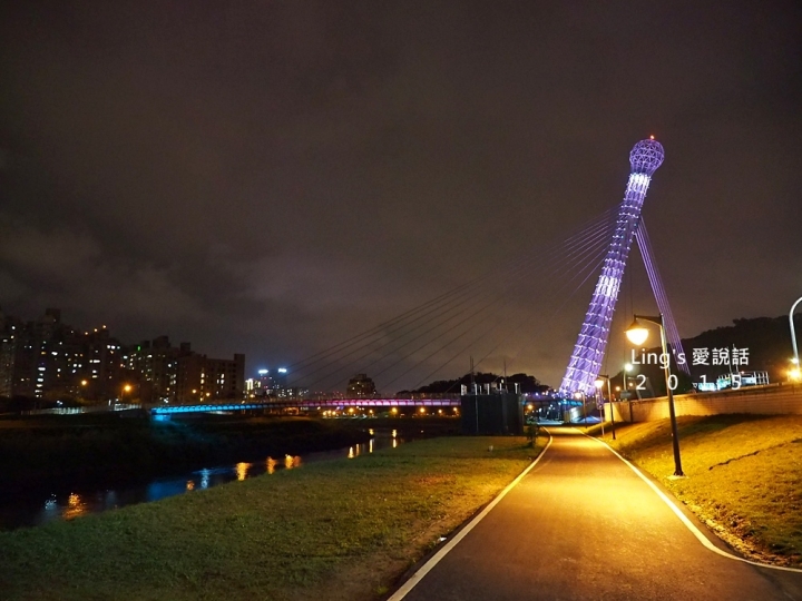 【台北景點】很像豪華夜總華麥克風造型之星光橋