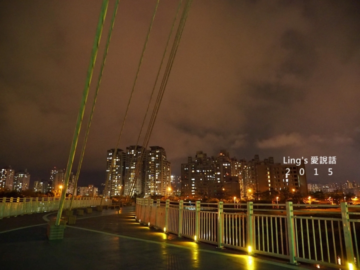 【台北景點】很像豪華夜總華麥克風造型之星光橋
