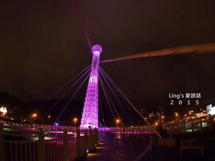 【台北景點】很像豪華夜總華麥克風造型之星光橋