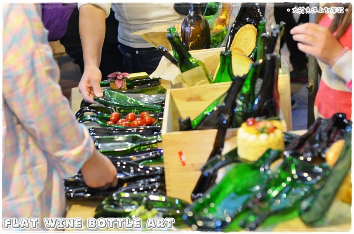 凱蒂媽逛市集》捷運西門站。西門紅樓。文創市集》發現新玩意兒 Flat Wine Bottle Art手工窯燒酒瓶藝術