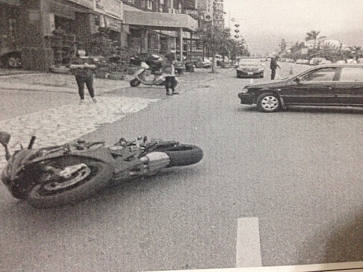 想請問關於轉彎車撞直行車