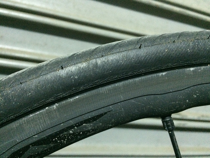 請問在台24線霧台鄉谷川大橋，因為伸縮縫而爆胎的車友多嗎？