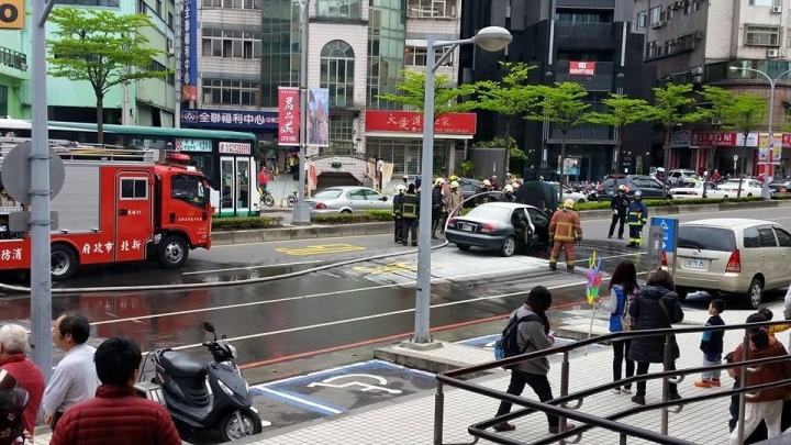 稍早發生的火燒車