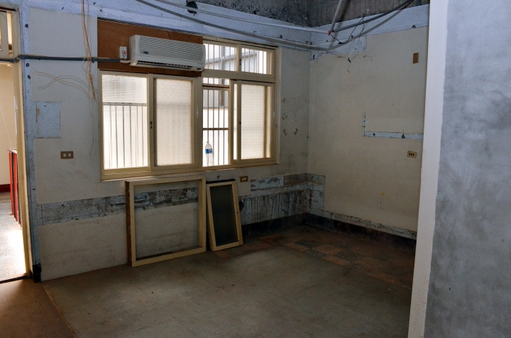 [請益]中古屋欲鋪設塑膠地板，地面情況有些複雜