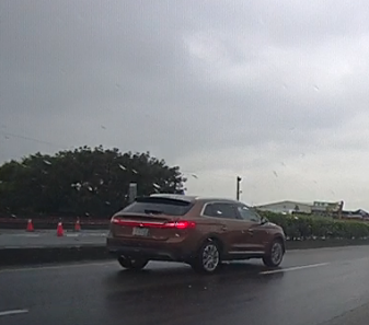新款休旅車,沒偽裝~