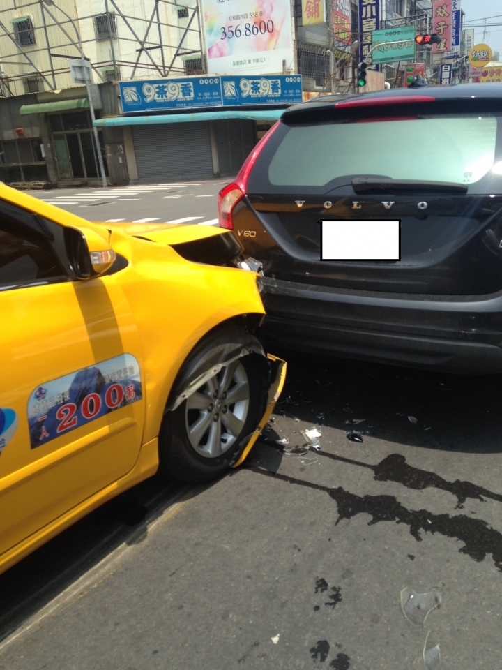 疑似Toyota altis 神車 碰撞 Volvo V60 坦克 接近小面積撞擊