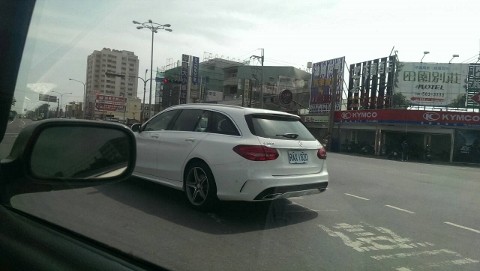 請教一下，有人知道圖片的車子是那款嗎？