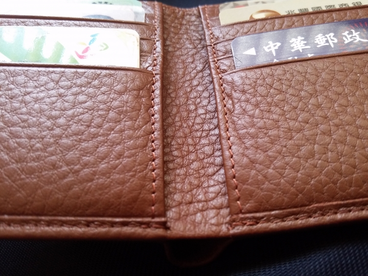 [開箱] 小金牛 史塔克系列十卡短夾