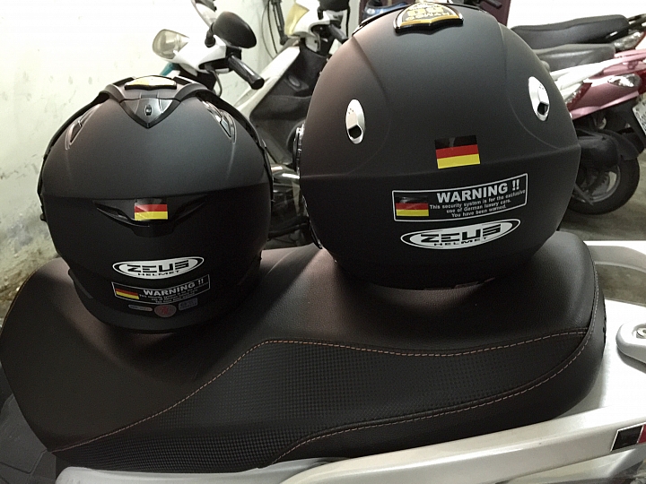 KYMCO 50廠慶版 DIY 安全帽 （ZEUS 613 & 202FB 消光黑）