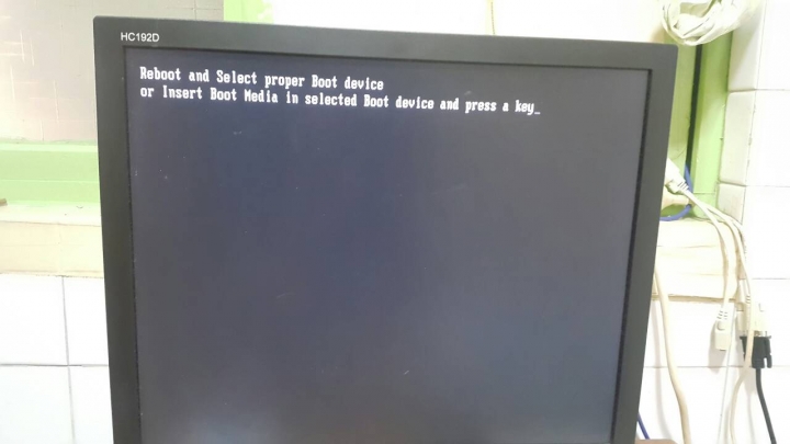 請問我電腦開機~出現這幾個畫面~要怎麼解決?才能回到桌面?謝謝!