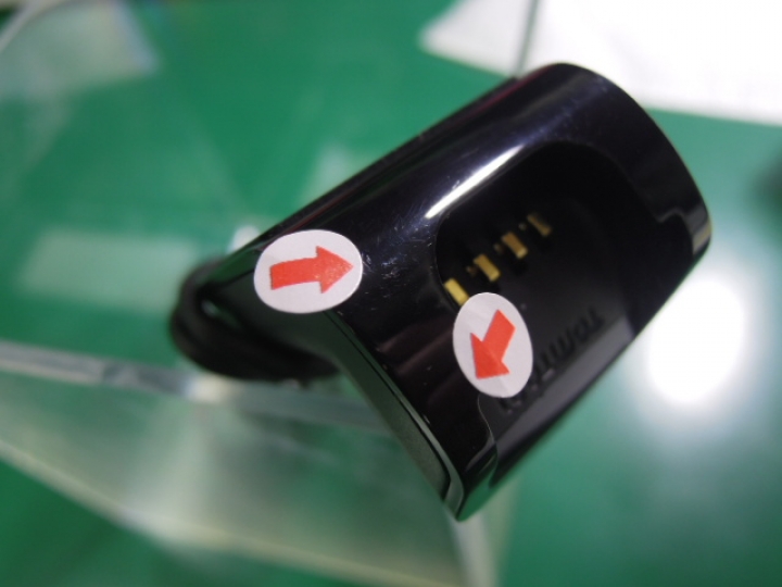 TomTom Runner GPS運動手錶充電座好像很容易刮傷