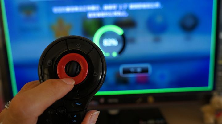 【試用】娛樂不受"線"  全家歡樂無上限  BenQ 電視上網精靈 JM-250試用分享