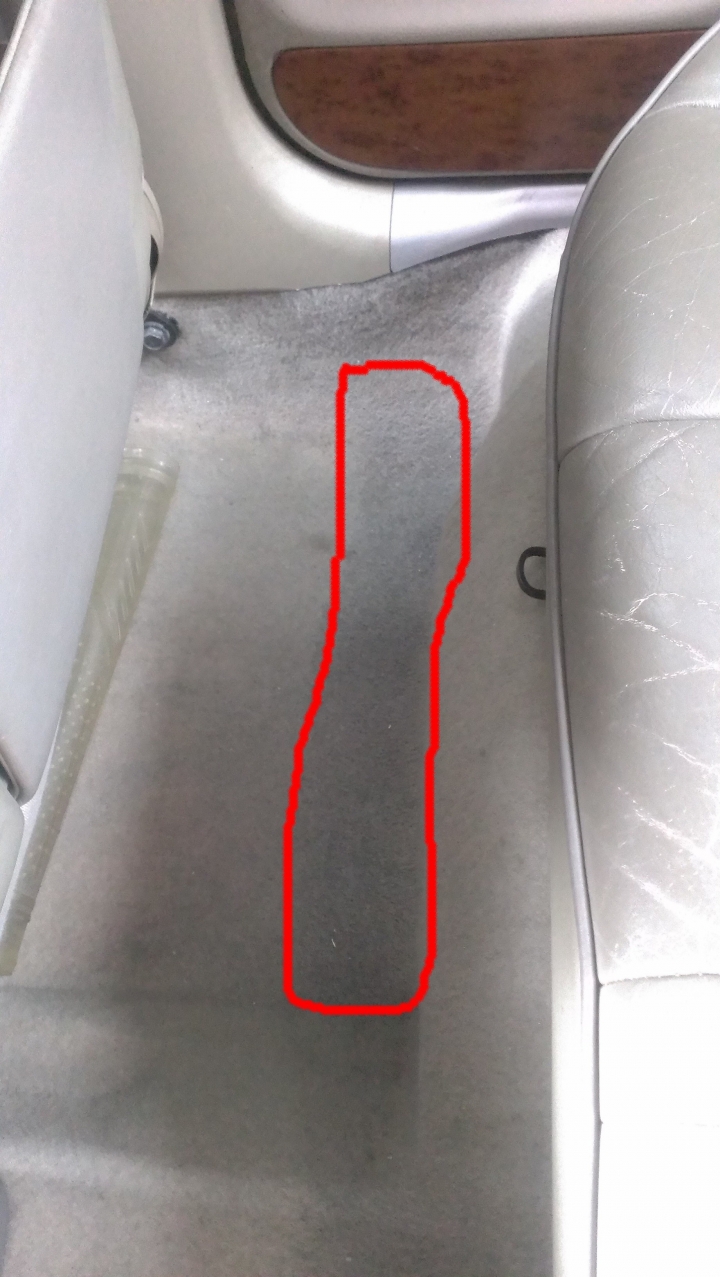 請問  車內地毯濕一塊