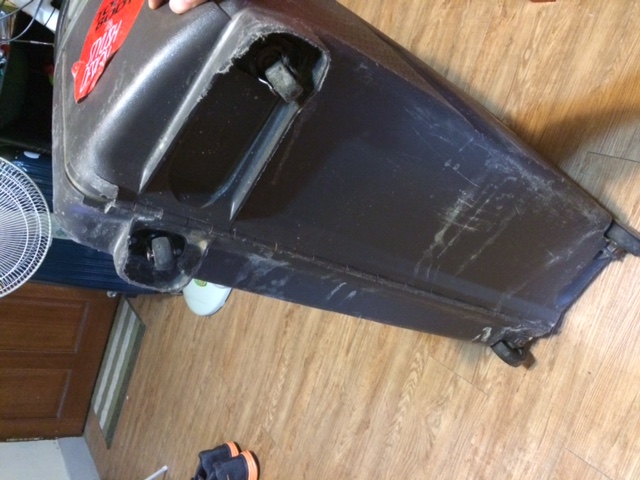 ECHOLAC請問現在還有牽狗狗的行李箱嗎??(內有圖片)