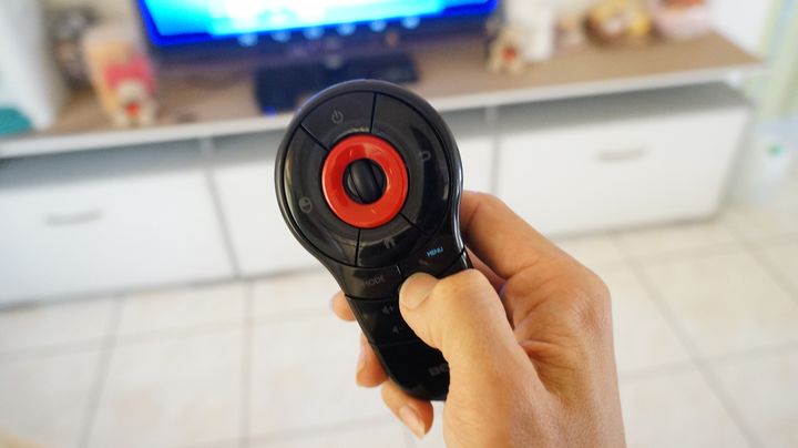 【試用】娛樂不受"線"  全家歡樂無上限  BenQ 電視上網精靈 JM-250試用分享