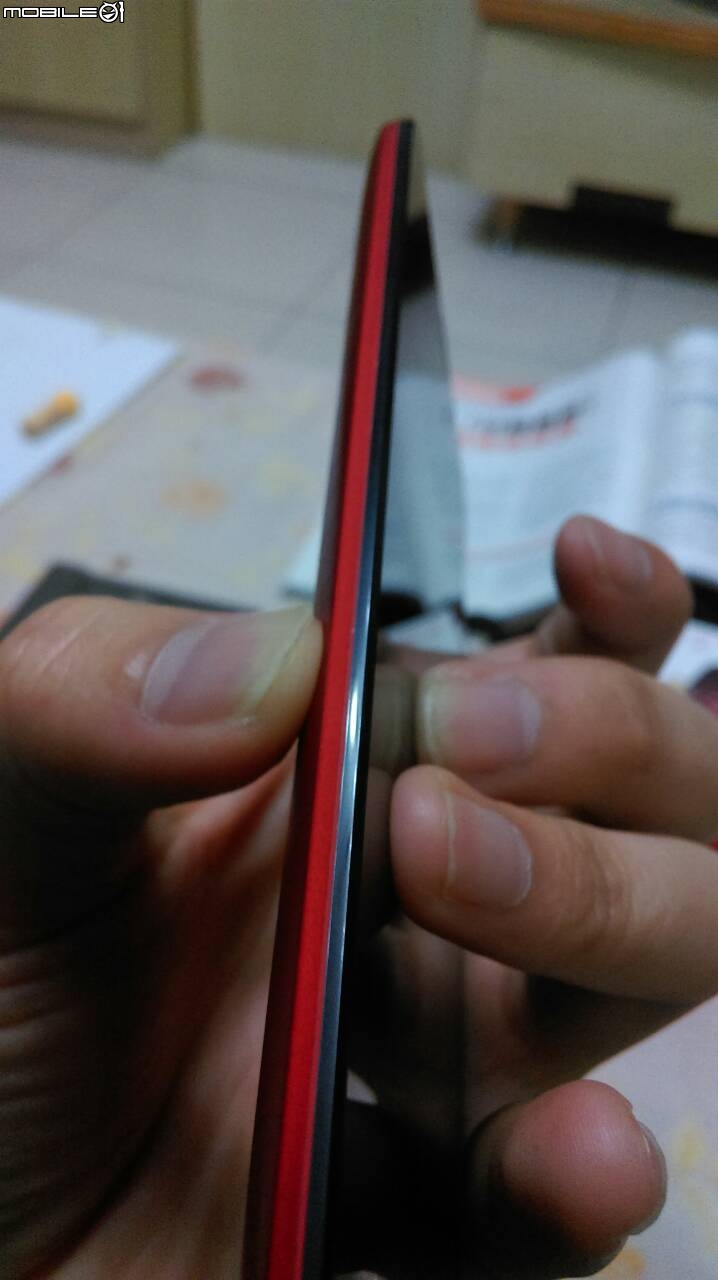 請問有人的ZF2，有背蓋凹痕跟螢幕接縫問題嗎???