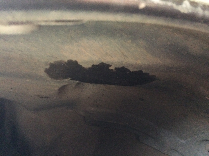 請問..汽車左前輪旁, 出現兩處油漬?