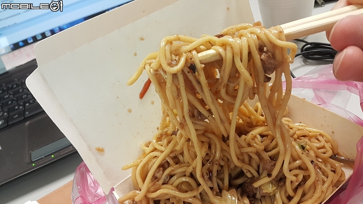 敏盛前的餐車:水煎包 炒麵