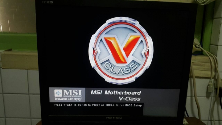 請問我電腦開機~出現這幾個畫面~要怎麼解決?才能回到桌面?謝謝!