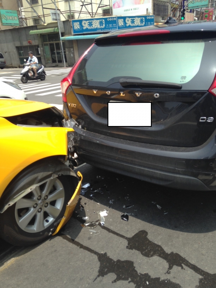 疑似Toyota altis 神車 碰撞 Volvo V60 坦克 接近小面積撞擊