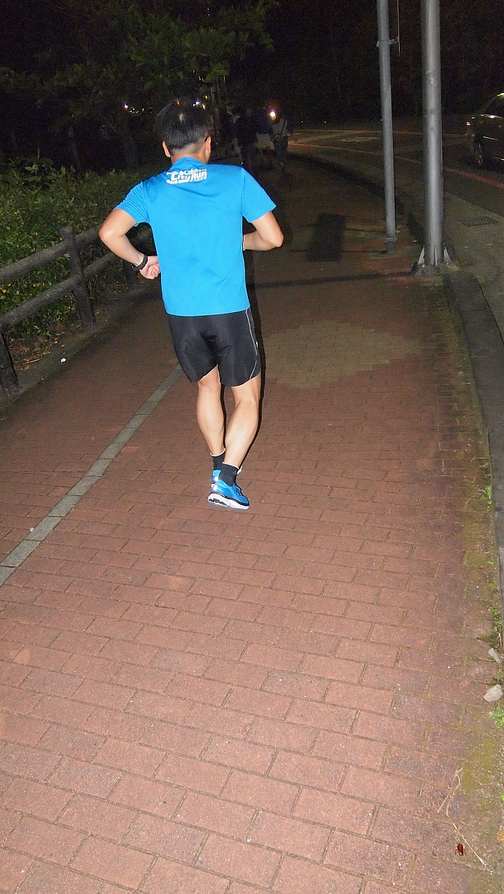 像飆速般的速度感受，UNDER ARMOUR SPEEDFORM GEMINI能量跑鞋開箱試用