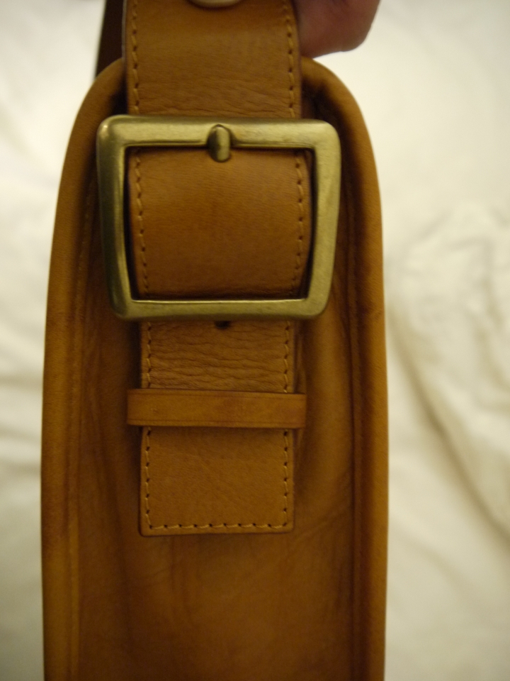 土屋鞄製造所Gadget 拉鍊斜背包(簡單開箱)