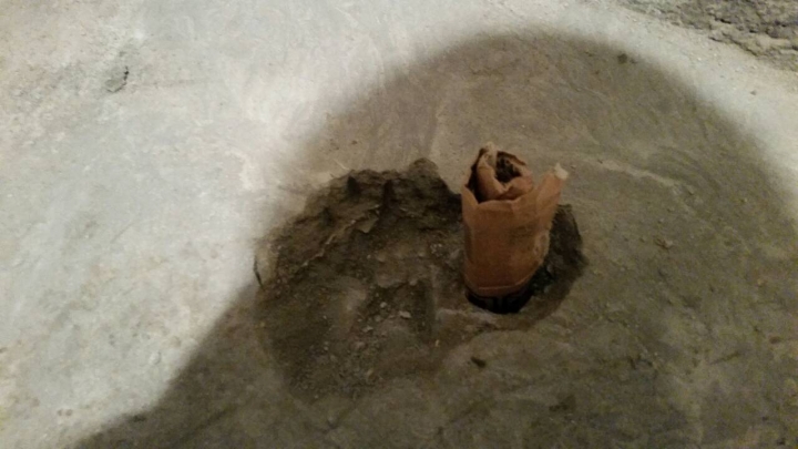 請問浴室防水只用彈泥夠嗎?