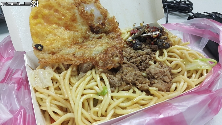 敏盛前的餐車:水煎包 炒麵