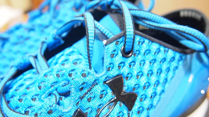 像飆速般的速度感受，UNDER ARMOUR SPEEDFORM GEMINI能量跑鞋開箱試用