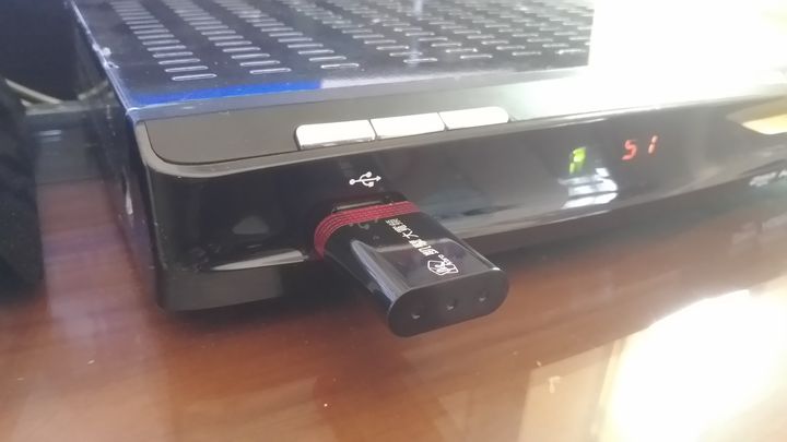 【試用】娛樂不受"線"  全家歡樂無上限  BenQ 電視上網精靈 JM-250試用分享