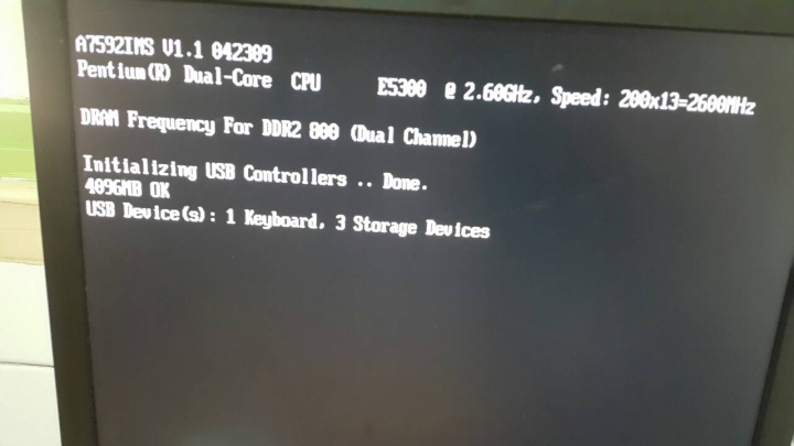 請問我電腦開機~出現這幾個畫面~要怎麼解決?才能回到桌面?謝謝!