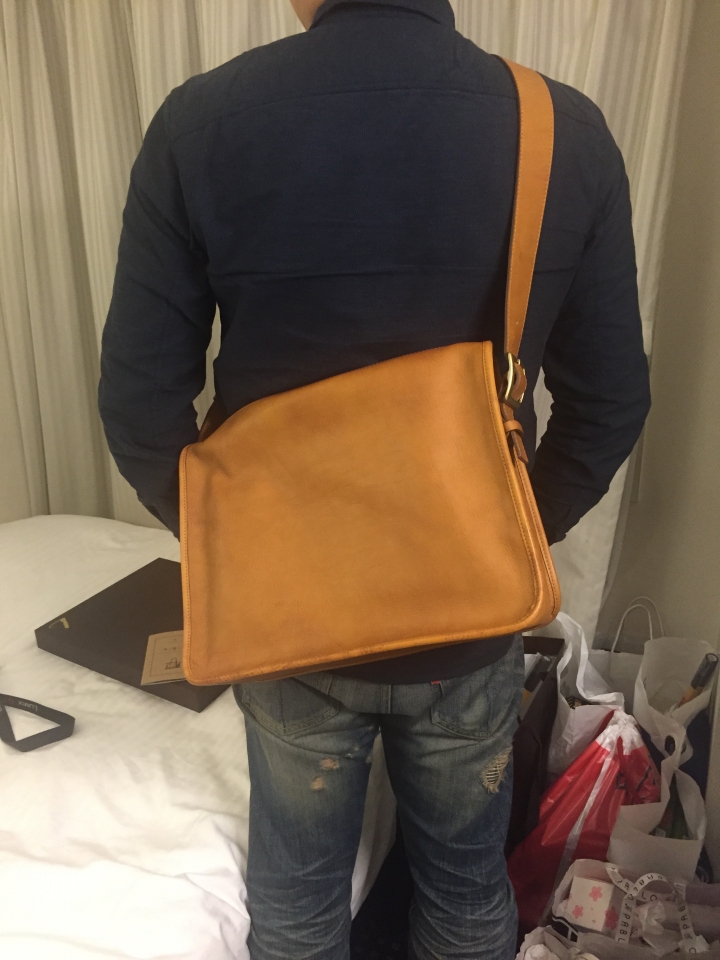 土屋鞄製造所Gadget 拉鍊斜背包(簡單開箱)