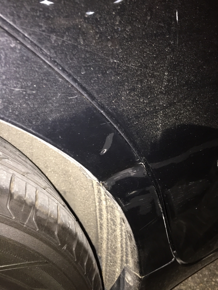 【求救】車門被尖銳物體刮凹一整條