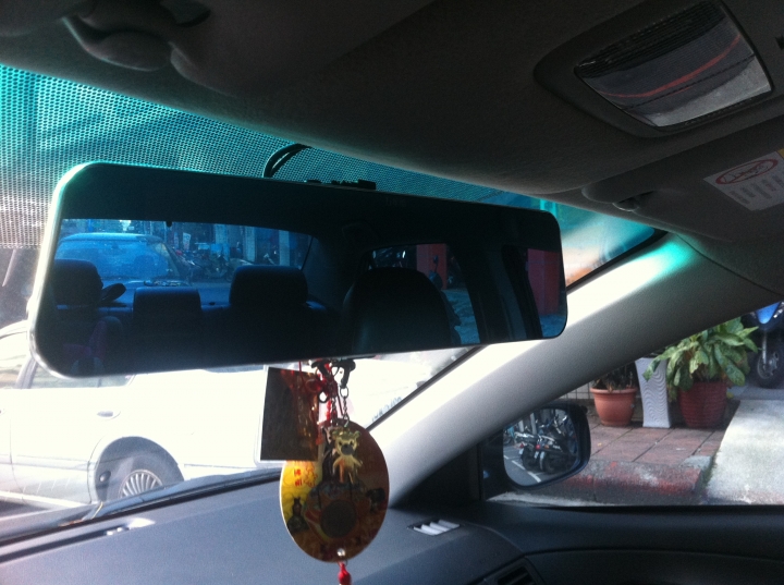 請問有人使用專用倒車顯影後鏡頭寶馬接頭的嗎??{已解決}