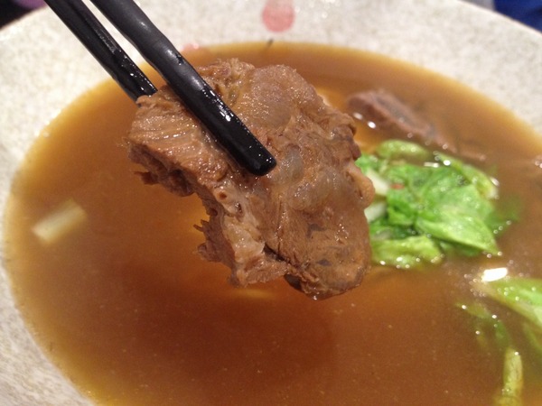 甘老味健康牛肉麵-燉煮到恰到好處的腱子肉，還有超值餛飩湯