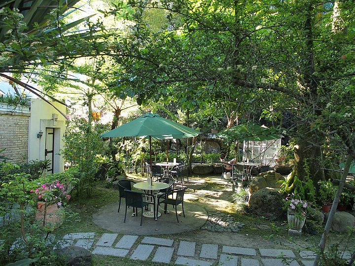 春天去，夏天也去，享受山城般的悠閒在關仔嶺景大渡假莊園。