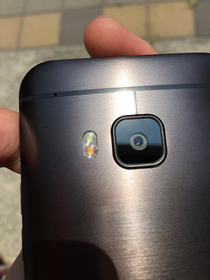 HTC ONE M9 鏡頭類似刮傷